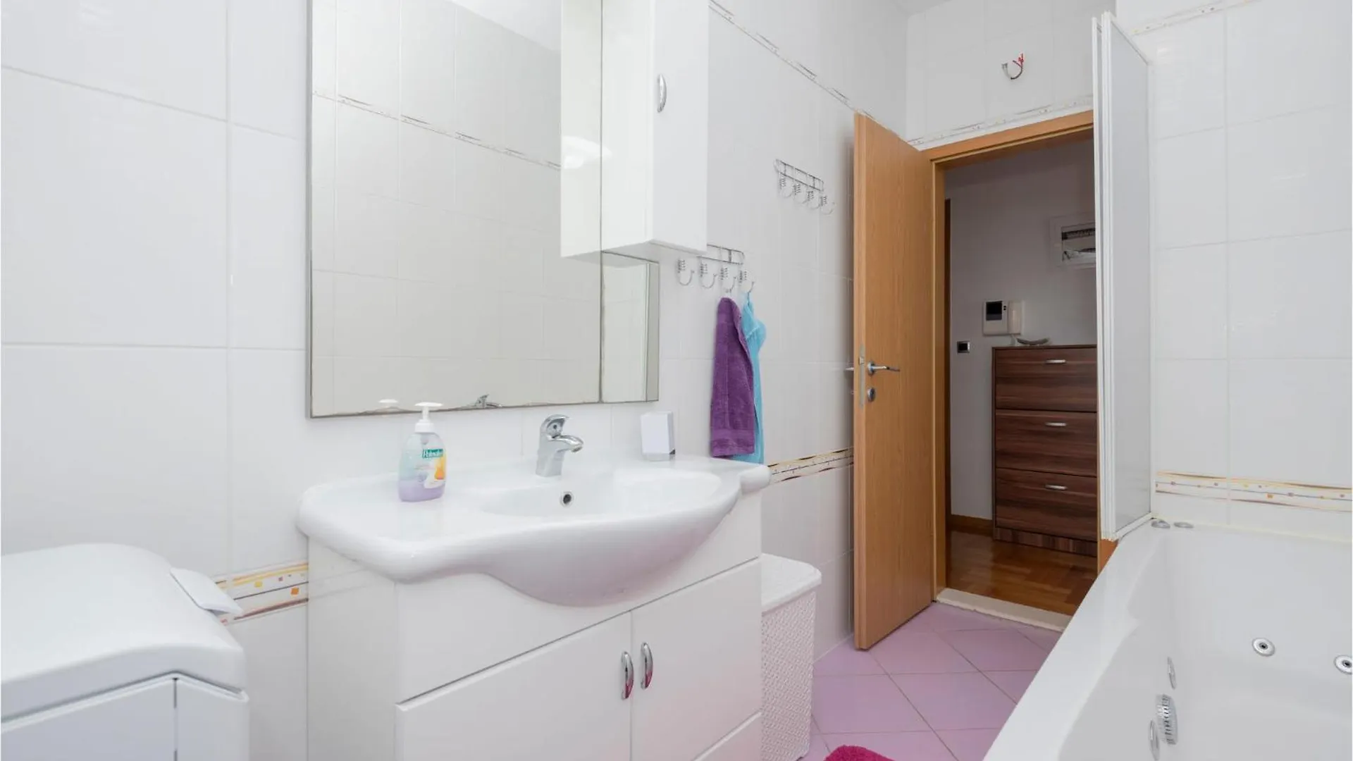 1 Bedroom Amazing Apartment In Seget Donji Trogir